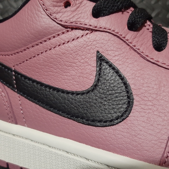 Jordan 1 Low Mulberry (W) shoes DC7268-500 - Picture 4 of 9